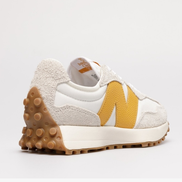 ‼️ONE LEFT‼️ New Balance 327 Womens Sneaker Shoes Size 7 - Picture 3 of 6